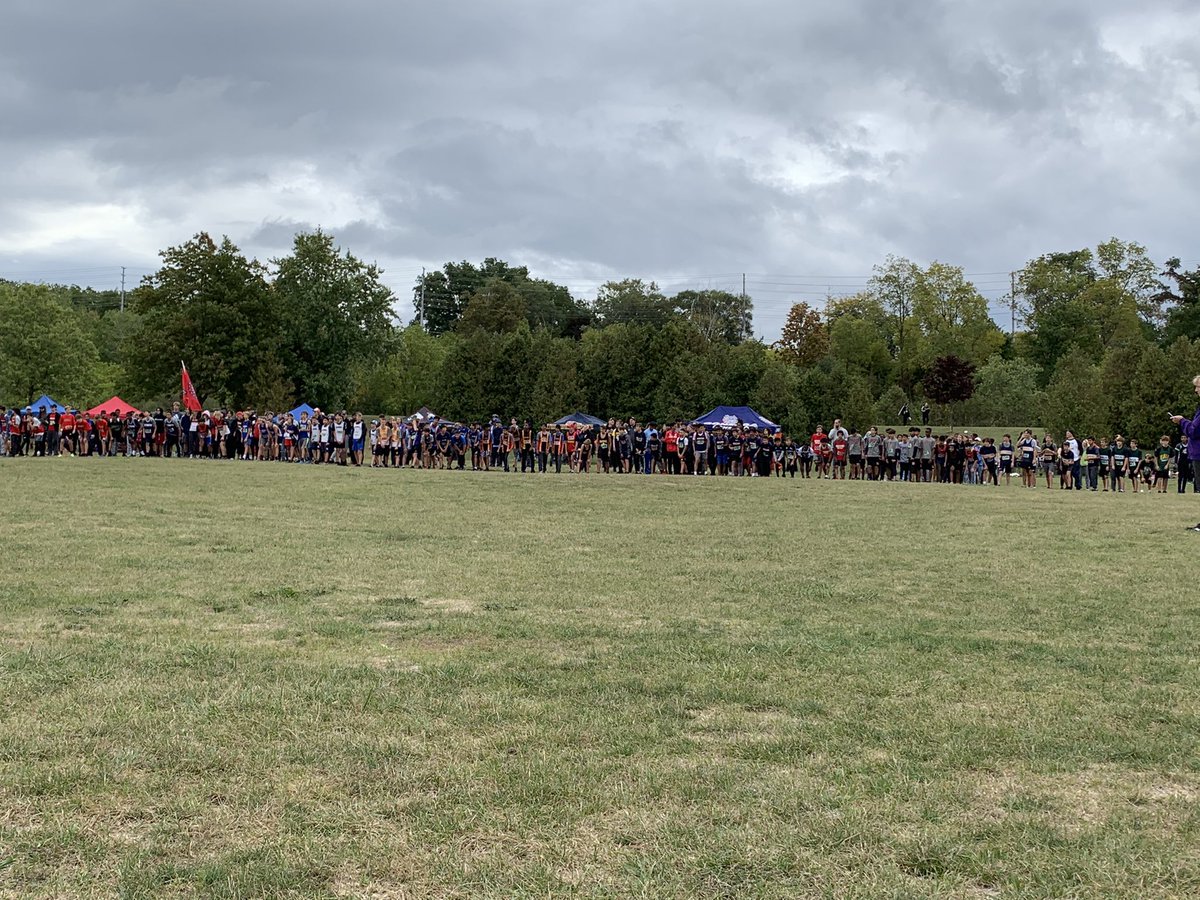 ResendesJacob's tweet photo. Great runs in the Novice Boys and Novice Girls races! All runners so far CRUSHING their personal best! #BagpipeClassic #GoSKThunder #CrossCountry @grightmd @StKateriHCDSB @HCDSB @HCAA2017 https://t.co/ThGbCwv752