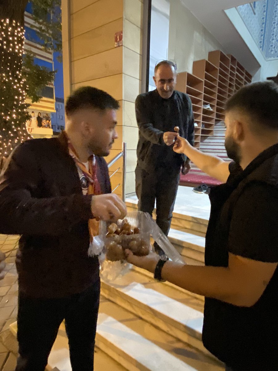 Alpaslan Dikmen ağabeyimizin ölüm yıldönümü sebebiyle,hayrına lokum dağıtımında bulunduk. 

Adın yaşayacak,yaşatılacak ağabey !