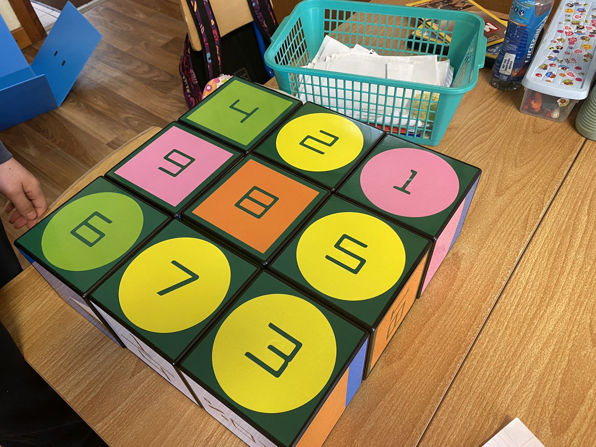 We put our IZAK9 cubes to good use today. Using our 5 languages, Irish English, Ukrainian, Polish and English, we put the numbers in alphabetical order. Lovely to hear all the languages being used so naturally! @AbacusandHelix @PDSTPrimarySTEM @mathsweek