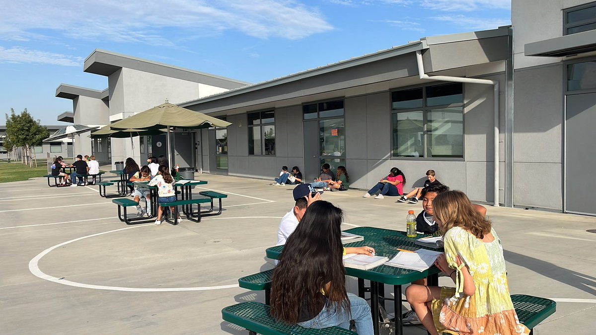 theteachermrcox's tweet photo. Great weather = great learning opportunities. Students outside doing partner reading to improve comprehension and writing skills. #strongertogether #SCIAstrong #ela https://t.co/f0CtbGGfGm