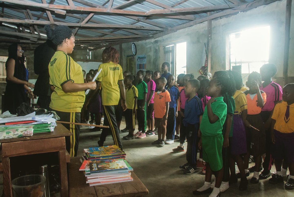 archvisionng's tweet photo. #CSRStories
Donations to Students at Ajiran Community.

Students of Hiktaos school – a community school in Ajiran area of Agungi, received donations of textbooks and school supplies for the 2018-2019 Academic session.

To learn more visit🔗
👇🏽👇🏽👇🏽
https://t.co/HDtt63YvxB https://t.co/rqiOYbtO6M