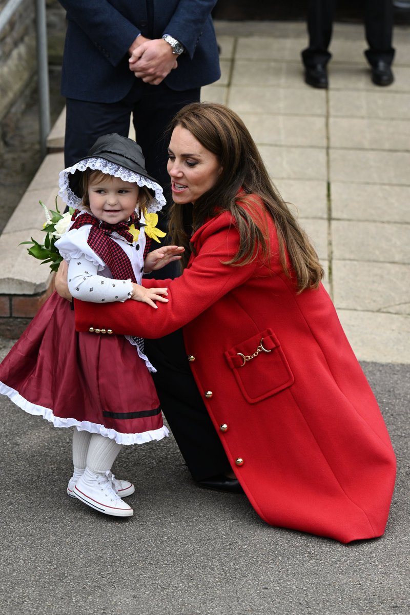 Charlotte Bunting age 2 presents The Princess of Wales with a bouquet as she left St Thomas's Church Swansea #royals #PrincessofWales #Wales #Swansea #hug