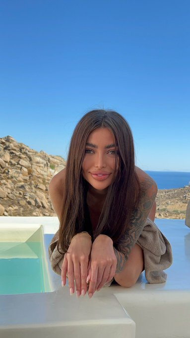 What you doing sweetie?🥰#Mykonos https://t.co/AdoBvSBgD1<a href="/tag/mykonos"class="tags">#Mykonos</a>