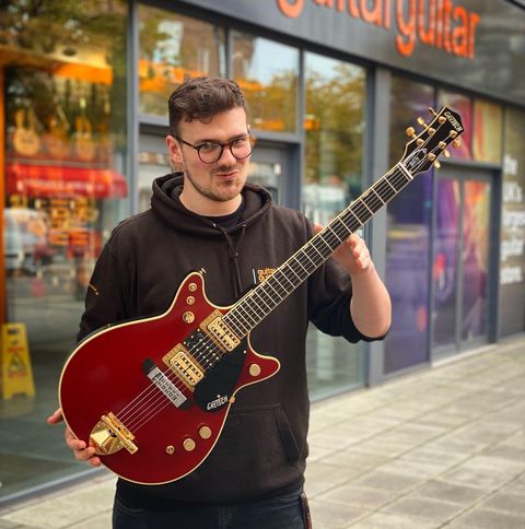 Check out this killer Malcolm Young signature Gretsch we've got in store! 🔥
Plenty of switches and even more character! ⚡️
Which AC/DC riff would you blast on this first?? 🤘 
#ACDC #guitarist #gretsch #guitargear #hardrock #gretschguitars