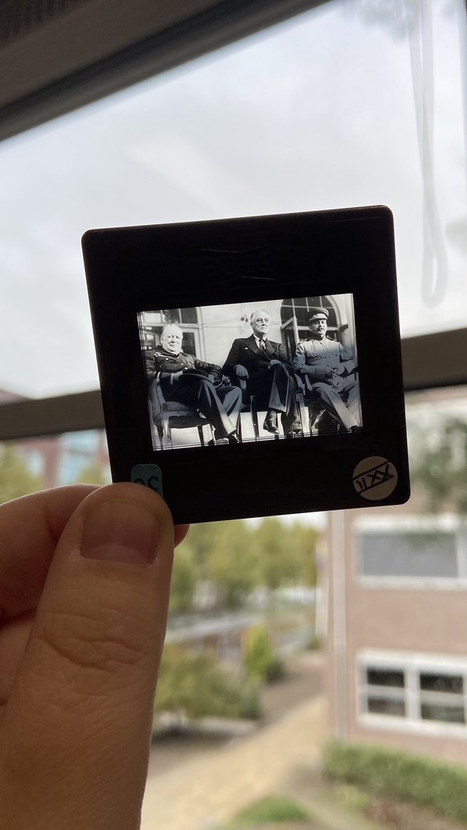Lwoltinge's tweet photo. Vandaag overlegd met de sectie, kast met oud materiaal weer eens open getrokken en zie daar:
Geschiedenis in de geschiedenisles! Nu nog op zoek naar een diaprojector en dan ouderwets verhalen vertellen ๐ฅณ
#leraartweetje #geschiedenis #zonecollege https://t.co/BOr87rC1LL