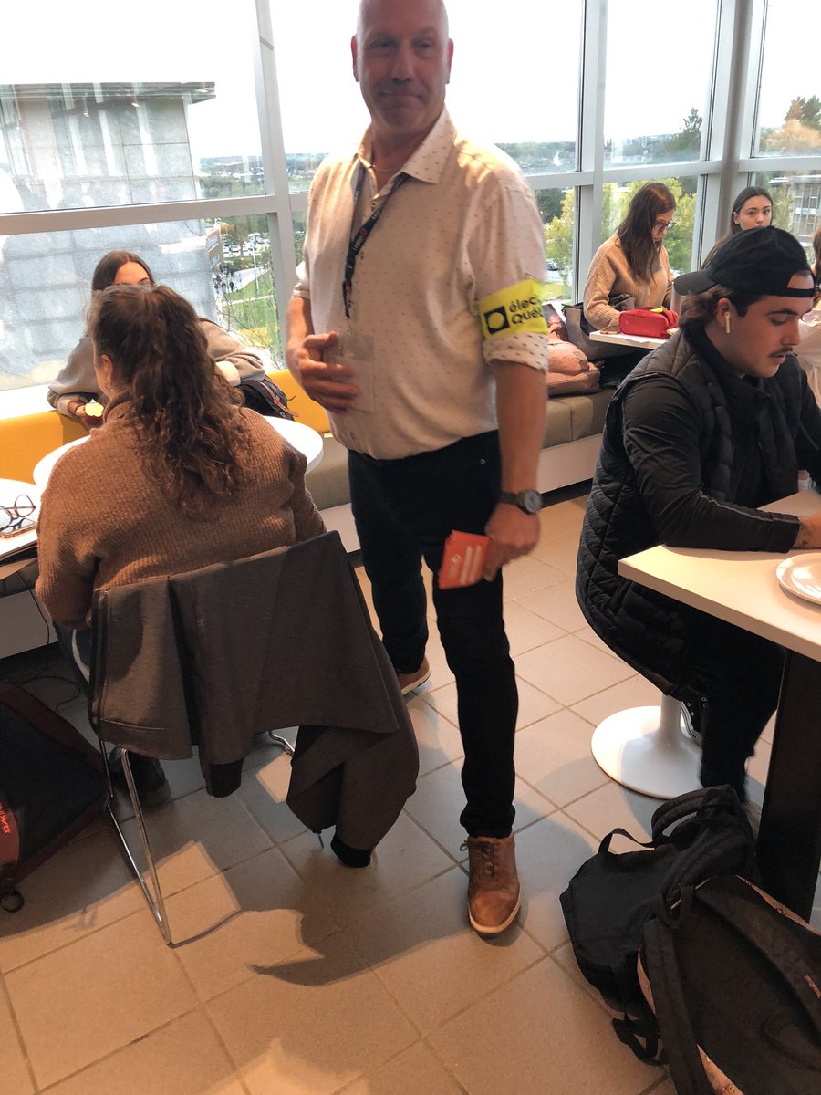 Un autre midi normal à <a href="/USherbrooke/">Université de Sherbrooke</a>. Un aide-primo qui enlève 16 tracts #QS sur le site du bureau de vote dur le campus. @Christine_QS doit rappeler ses bénévoles à l’ordre et respecter la Loi électorale #polqc #Qc2022 #Sherbrooke #AssNat