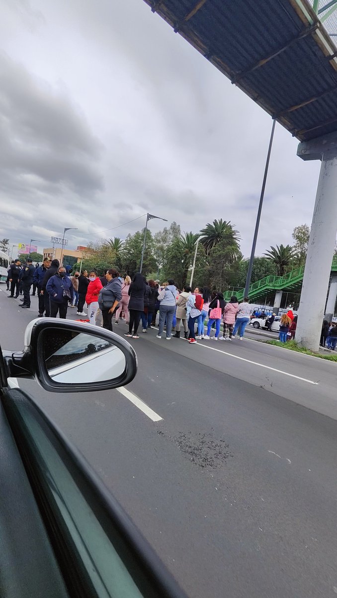 davidjimenez091's tweet photo. @OVIALCDMX Abrieron dos carriles de la alta, la lateral se mantiene cerrada. https://t.co/Raryomn5Zw