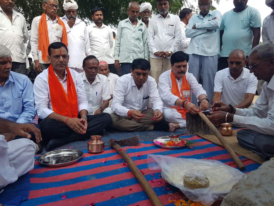 આજ રોજ ટીન્ટોદણ થી વસાઈ ગામ ને જોડતા એપ્રોચ રોડ અને ડાભલા ગામે નવીન રોડ નું ખાતમુહૂર્ત કરવા માં આવ્યું.વિકાસ ની આ યાત્રા માં ખેડૂતભાઈઓ ને ખેતી ની યોજનાઓ ની માહિતી મળી રહે તે માટે ઇ-બાઇક દ્રારા ગામે ગામ ફરી માર્ગદર્શન આપવા ની શરૂઆત કરતો.