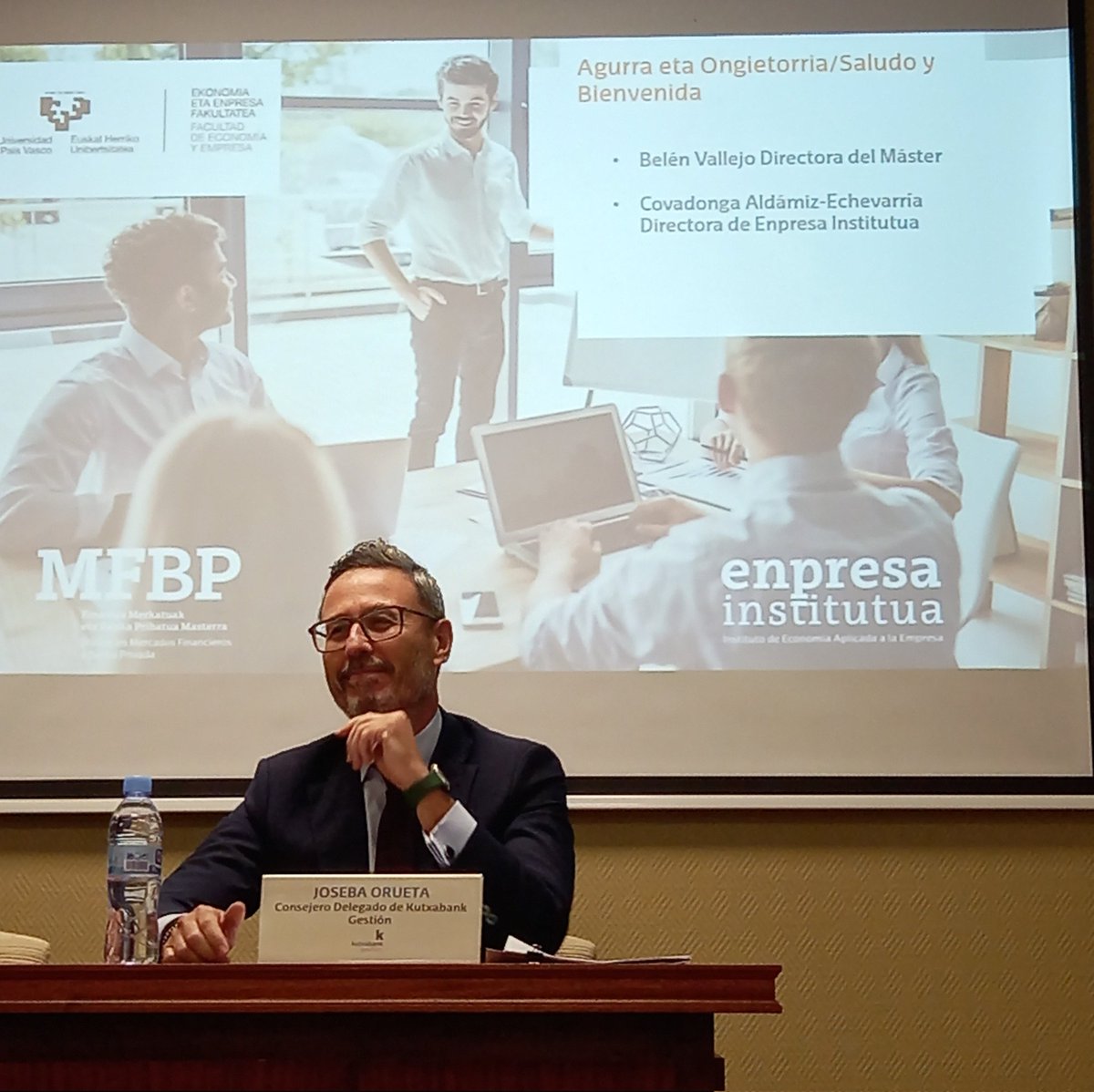 ehu_enpresainst's tweet photo. 🗣️ Inaugura el acto Joseba Orueta, Consejero Delegado de Kutxabank Gestión, con una conferencia titulada “Un entorno económico complejo pero lleno de oportunidades profesionales”
#upvehu #conferencia #inauguración #kutxabank #mfbp #gpbp https://t.co/yRYKhrsYgN