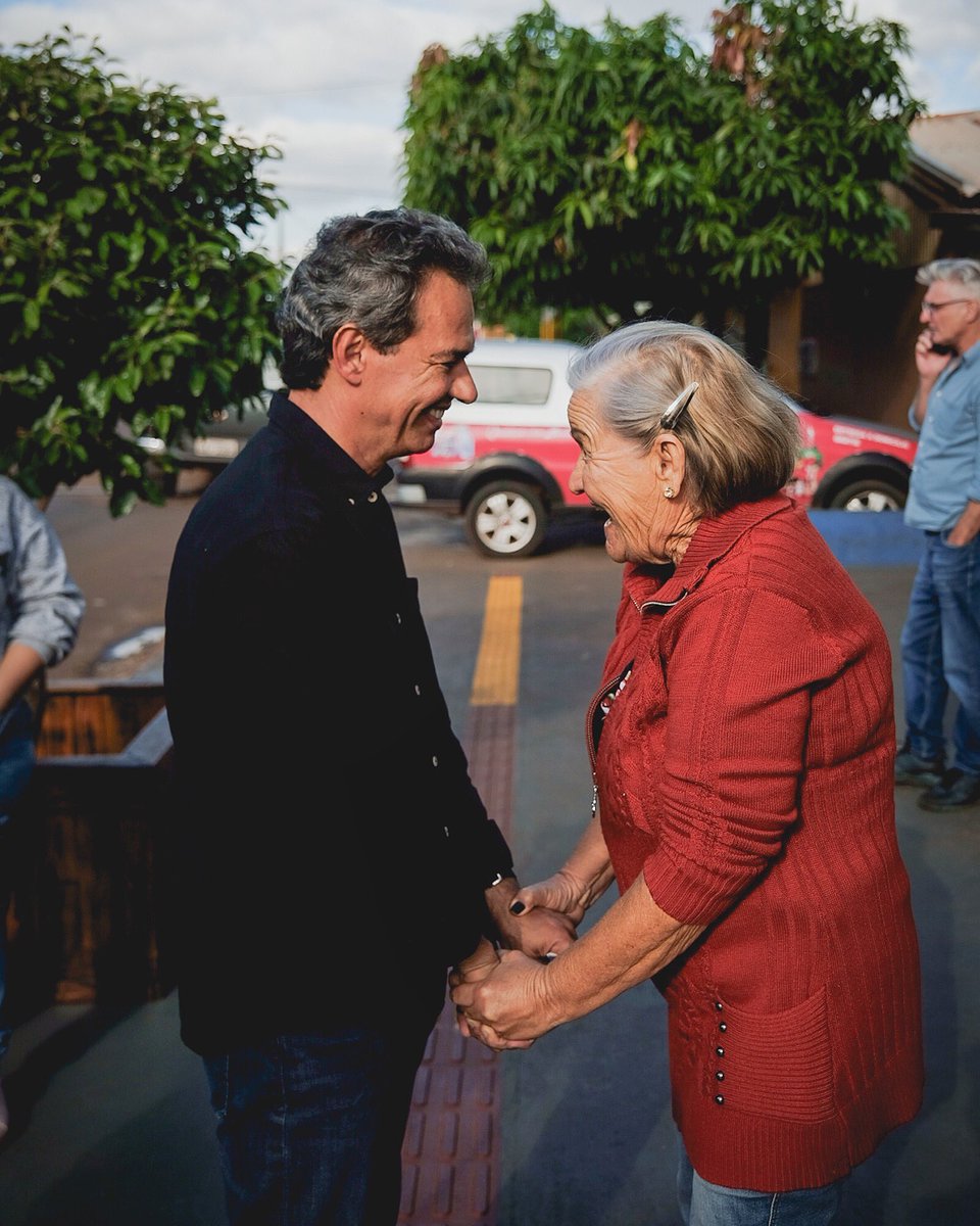 Essa é a nossa diferença em relação aos outros candidatos: nós olhamos no olho do povo, sorrimos, apertamos as mãos e ouvimos o que cada um tem a dizer.

Fazemos política de porta em porta, colocamos os pés na rua e espalhamos esperança por onde a gente passa.