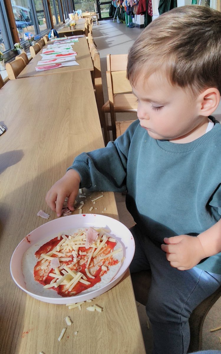 Ashbridge2to3's tweet photo. Pizza making for European language day 🍕🇮🇹 #EuropeanLanguageDay2022 #ashbridge https://t.co/q1HWZu1Zau