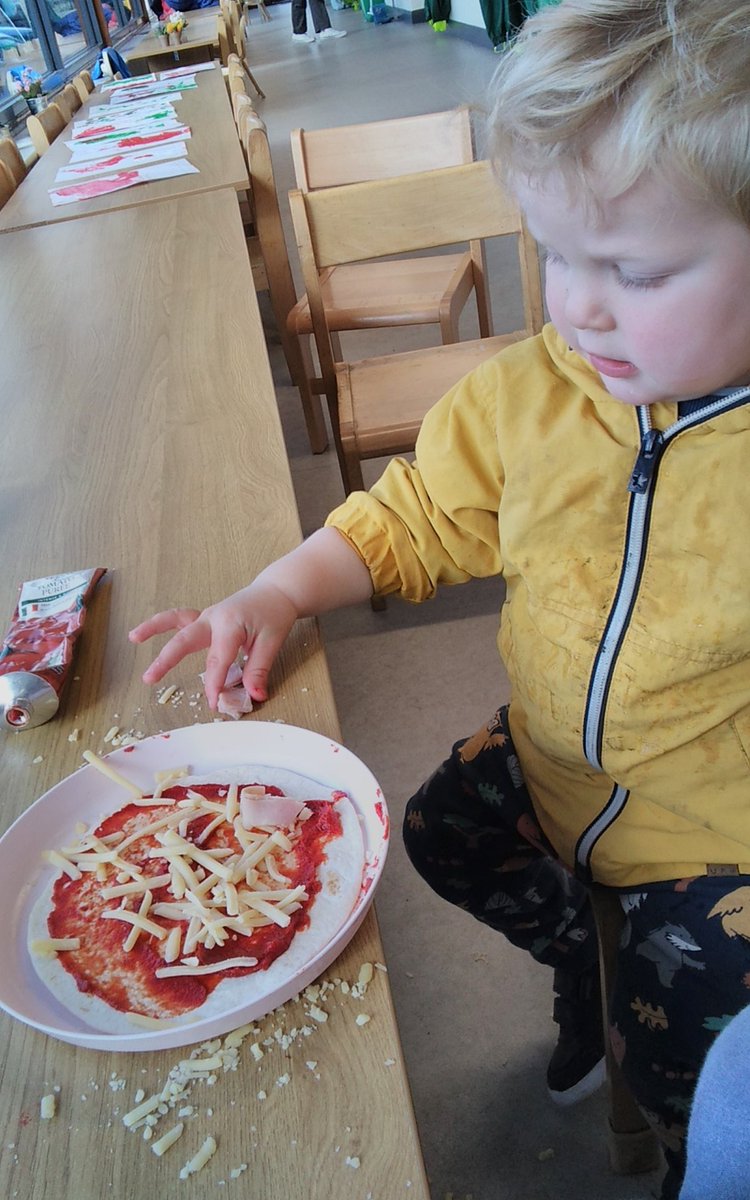 Ashbridge2to3's tweet photo. Pizza making for European language day 🍕🇮🇹 #EuropeanLanguageDay2022 #ashbridge https://t.co/q1HWZu1Zau