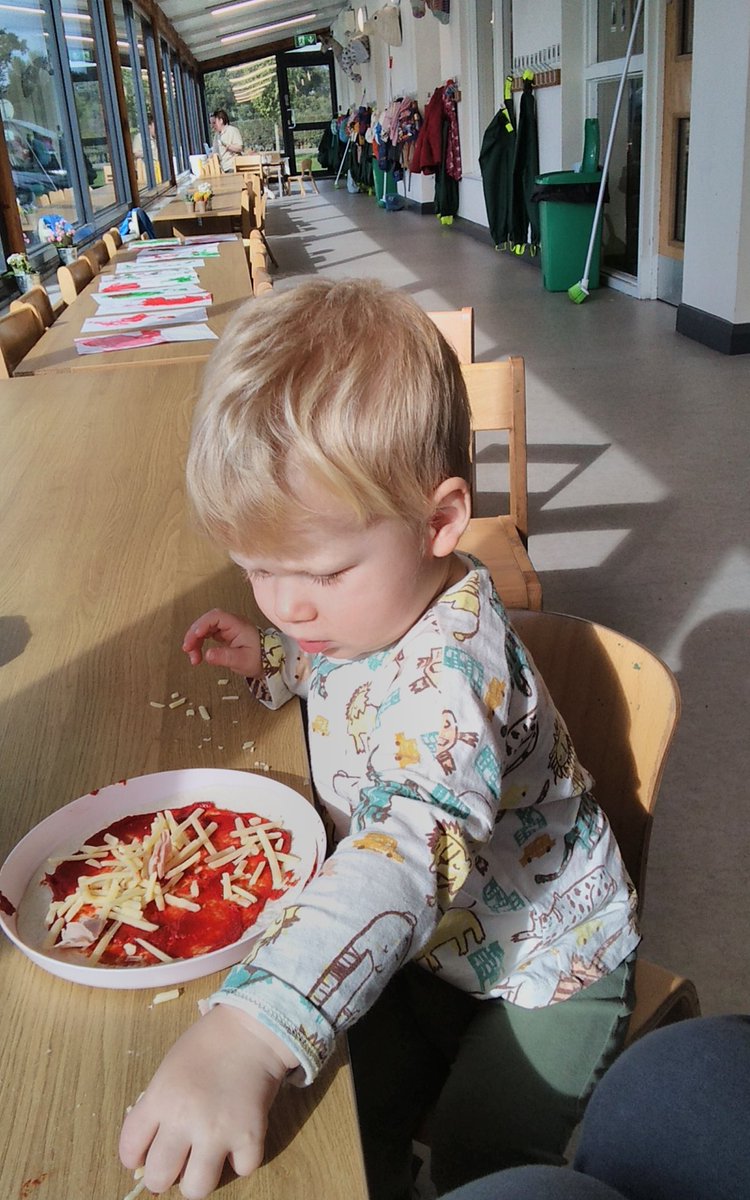 Ashbridge2to3's tweet photo. Pizza making for European language day 🍕🇮🇹 #EuropeanLanguageDay2022 #ashbridge https://t.co/q1HWZu1Zau