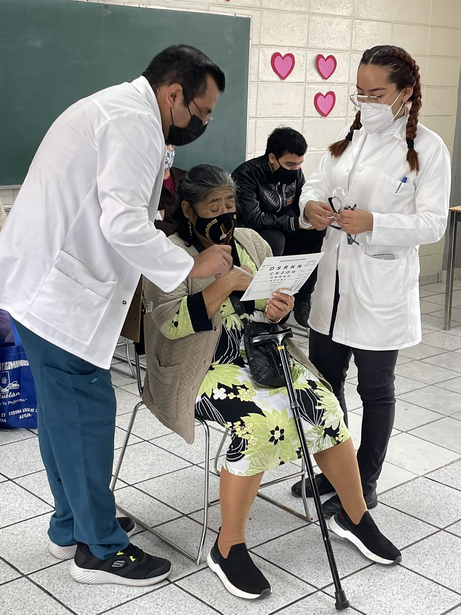 7891Lau's tweet photo. En el @DIFCDMX somos un equipo multidisciplinario👩‍⚕️👨‍⚕️, estamos entregando 👓 anteojos para vista cansada a los adultos mayores en los Centros DIF, el día de hoy estamos en el #DIFMiguelHidalgo. También estamos realizando detecciones de glucosa y presión arterial https://t.co/uSrmdkN4NP