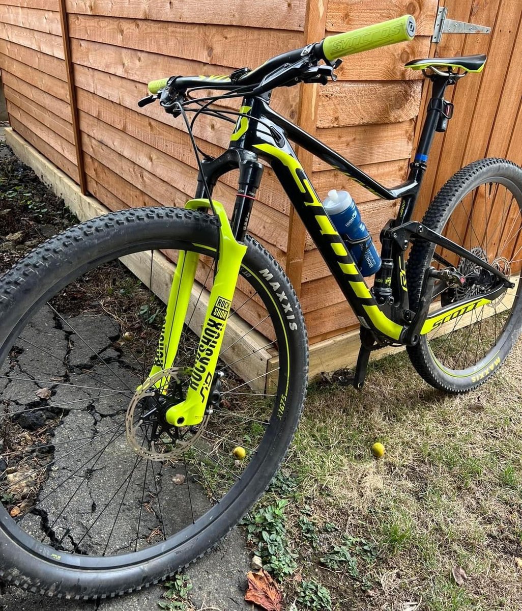 kent_police's tweet photo. Images have been issued of two high value bicycles stolen during a burglary in #Laddingford near #Yalding. 
The bikes were taken from an outbuilding of a property in the village, late on Wednesday 21 September.  More details on our website >>>> https://t.co/WUoCkV7GrT https://t.co/6vDdRAAUv7