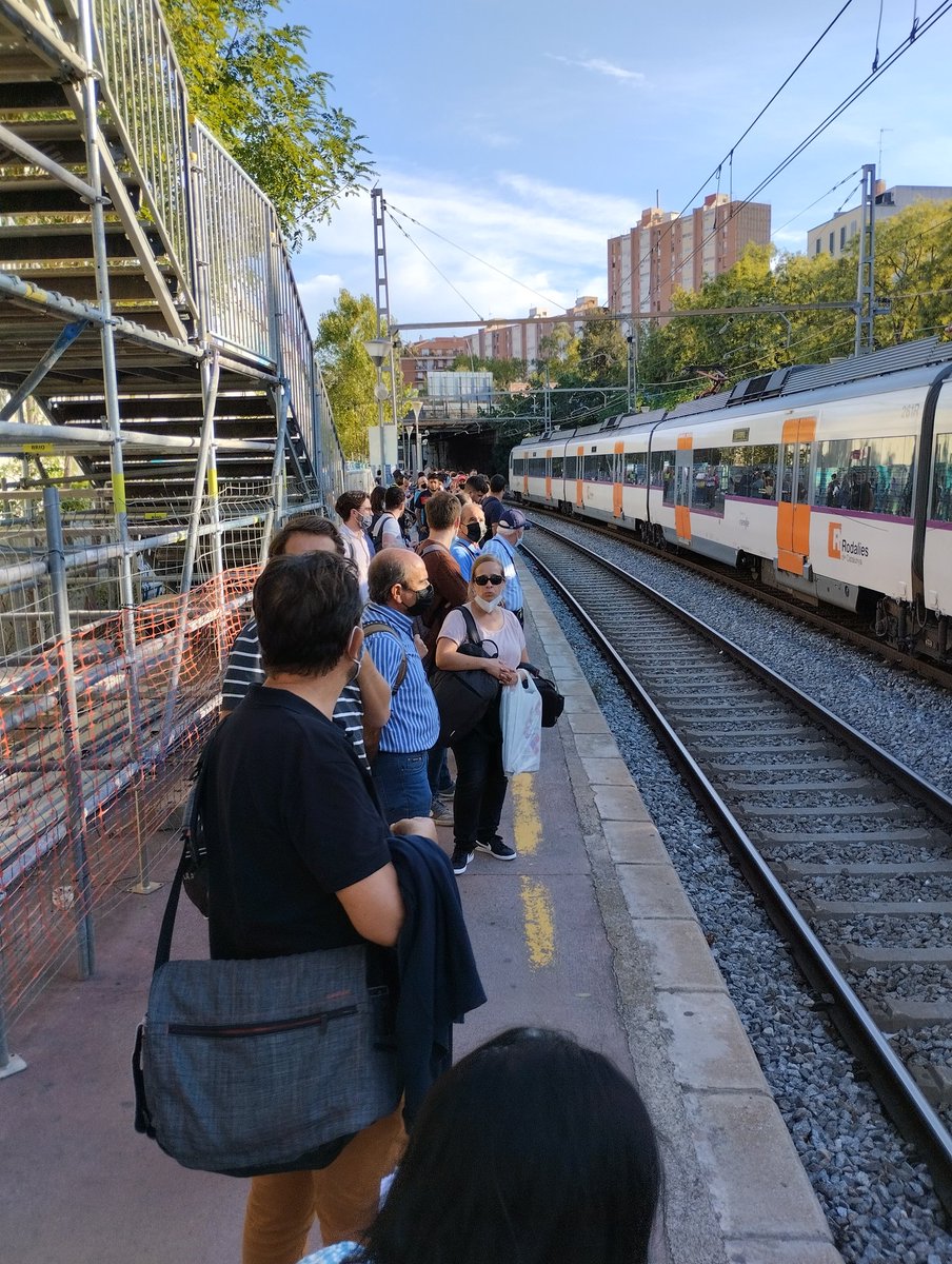 Seguim tractats com animsls per Renfe. R11 a Girona abandonats també de tornada