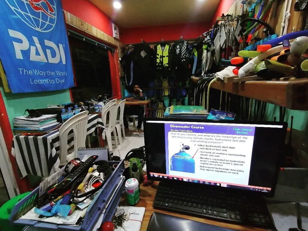 KamadhooDive's tweet photo. Padi dive master course
Scuba sylinders _learnsfromthebest_bebest bepadi____ https://t.co/VvuyrMkfm6 https://t.co/a4jMquneub