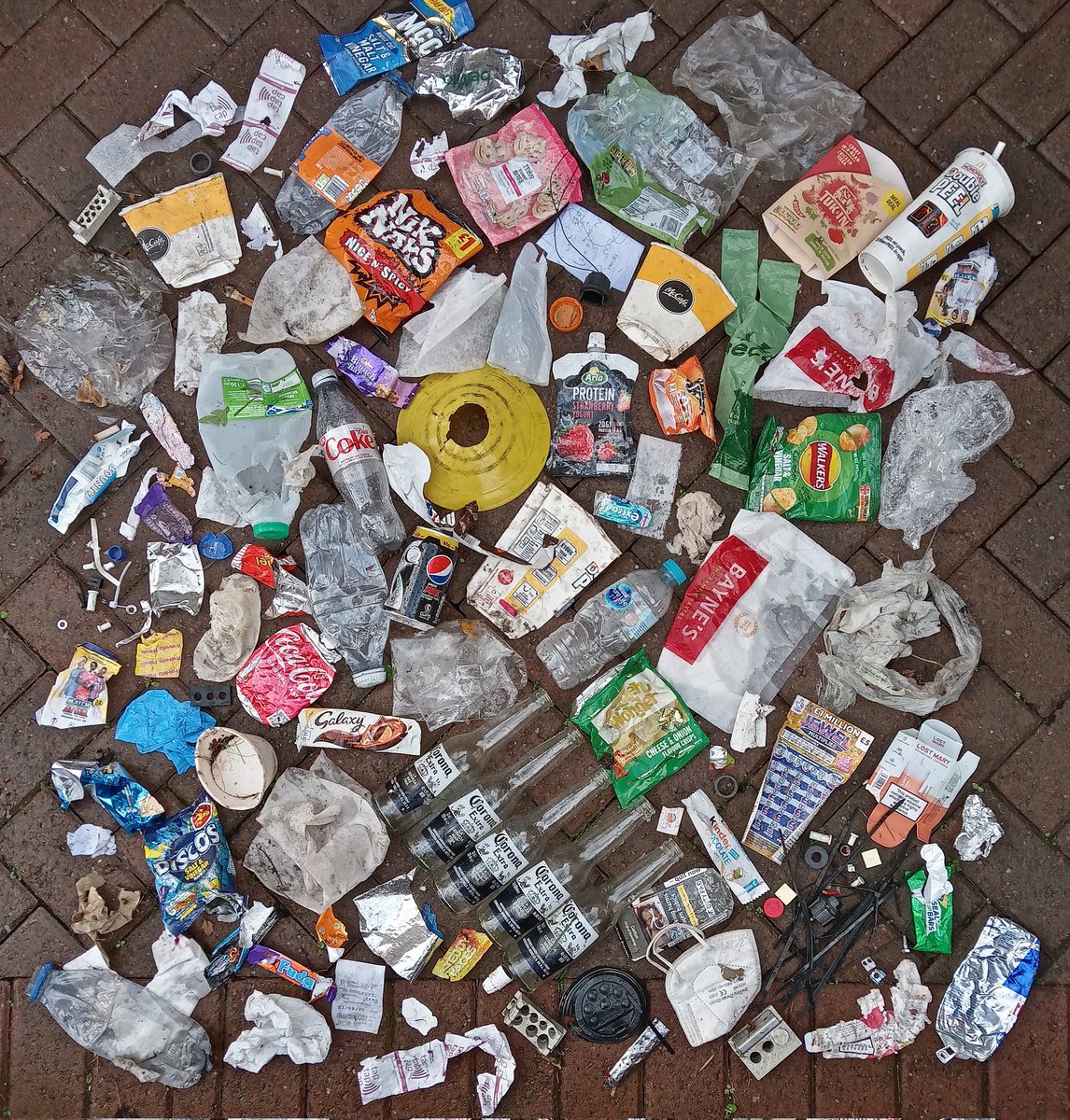 EdinburghPicker's tweet photo. I know, it's just a few bits of #litter...

But you wouldn't want it all over your living room floor would you, so why is it OK in the streets..?

#NotCool https://t.co/UhaLDt1kXR