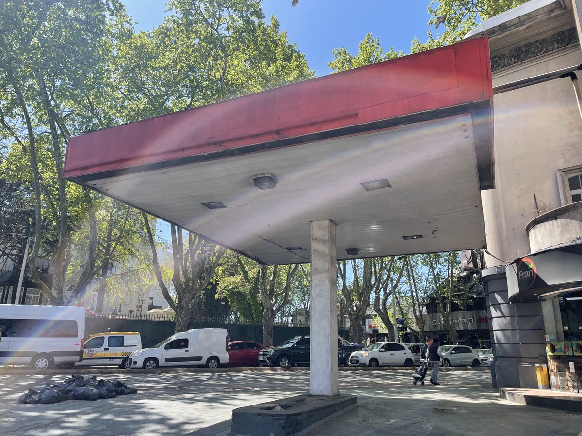 Hace años que dejó de funcionar una estación de servicio en la esquina de Br Artigas y Rivera. Sin embargo, este techo metálico, mal mantenido y fuera de escala, permanece ahí obstaculizando la vista, la circulación peatonal y rompiendo la armonía de la arq circundante