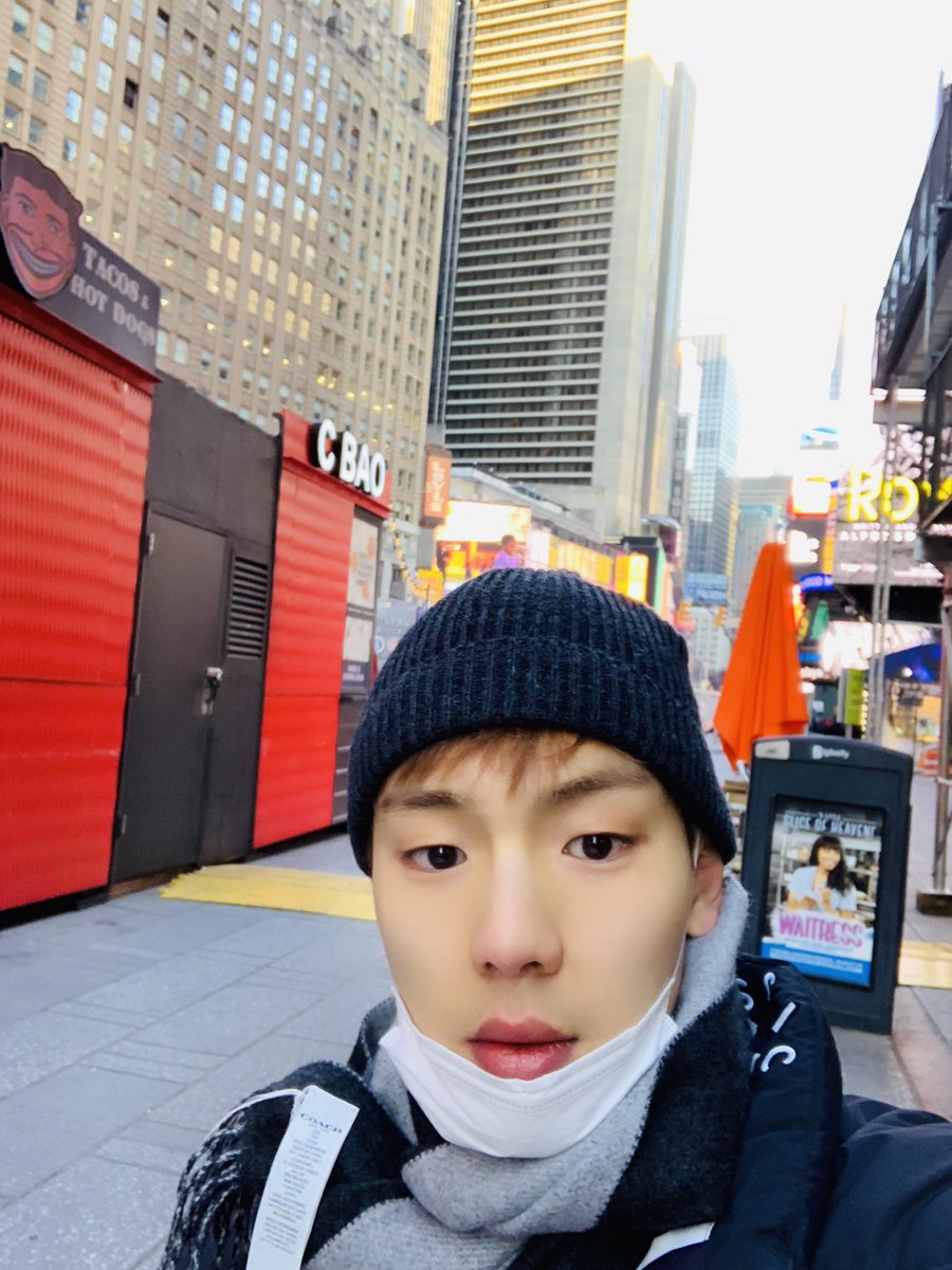 himshownu's tweet photo. [#SHOWNU] En el centro de Nueva York ㅎㅎ https://t.co/nDygFC0DoB