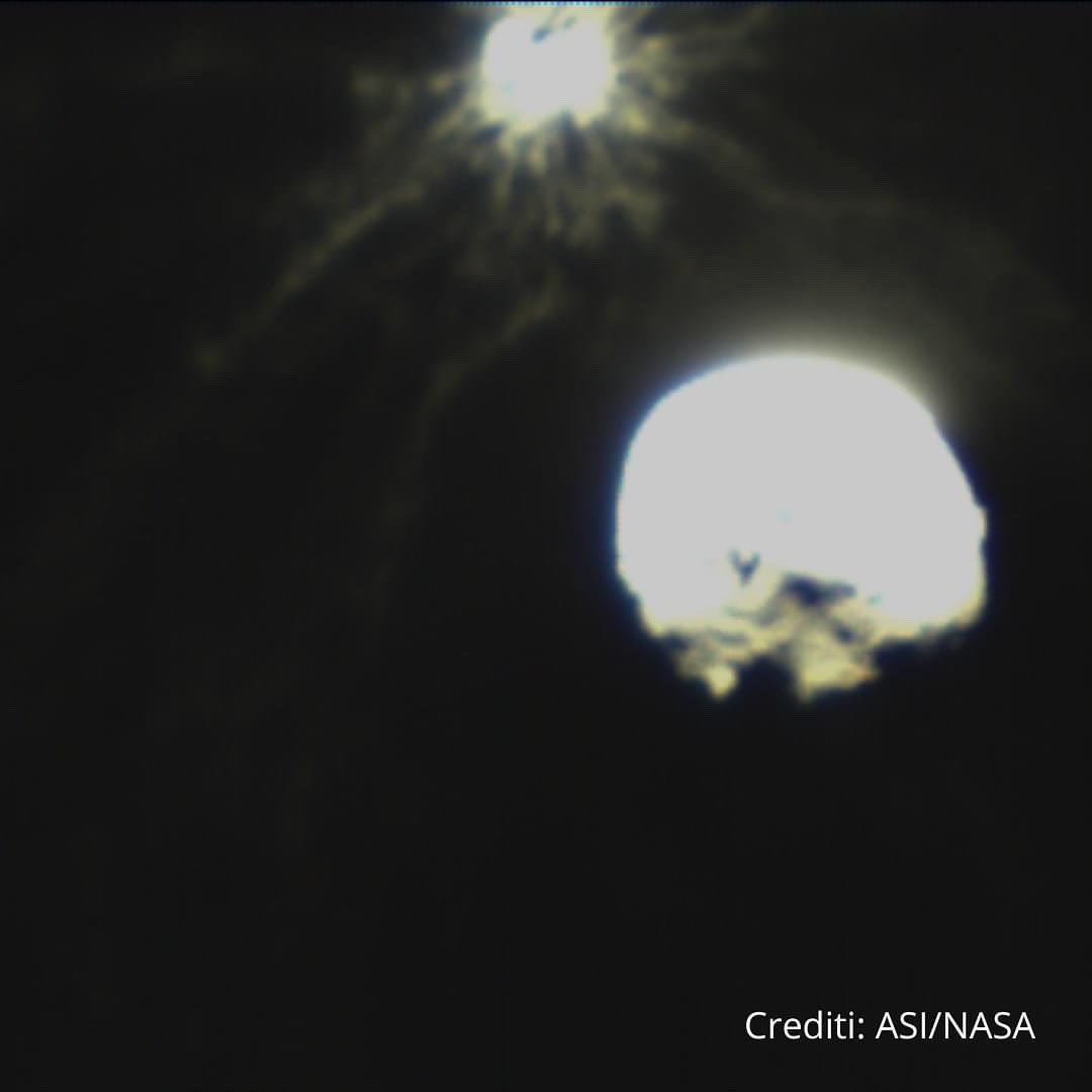 LICIACube's tweet image. Ecco le prime immagini scattate da #LICIACube dell’impatto di #DARTmission su #Dimorphos.
Adesso iniziano settimane e mesi di grande lavoro per gli scienziati e i tecnici coinvolti in questa prima missione di difesa planetaria, quindi restate collegati!