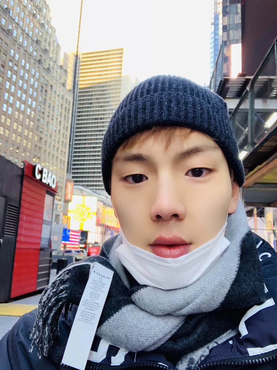 himshownu's tweet photo. [#SHOWNU] En el centro de Nueva York ㅎㅎ https://t.co/nDygFC0DoB