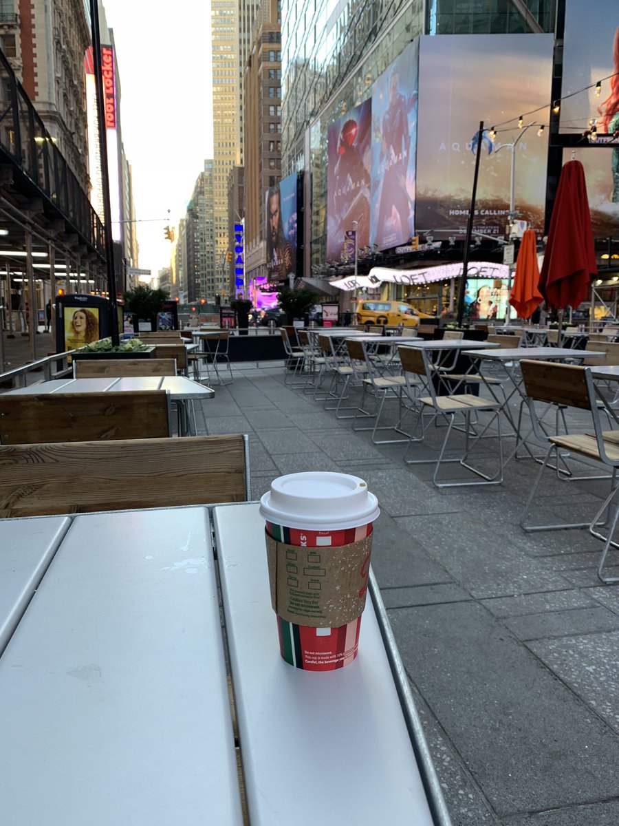 himshownu's tweet photo. [#SHOWNU] En el centro de Nueva York ㅎㅎ https://t.co/nDygFC0DoB