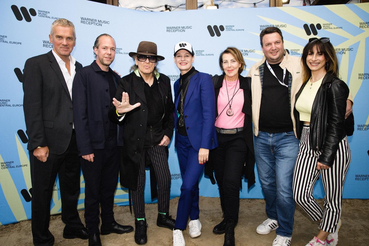 MusikWoche's tweet photo. Warner Music wertet Premiere am Strand Pauli als "durchschlagenden Erfolg" (Foto: Katja Ruge) https://t.co/3u6CxgQ0c0 @warnermusicde @Reeperbahn_Fest #rbf22 #warnermusic @udolindenberg #udolindenberg https://t.co/MlPbYIF0GY