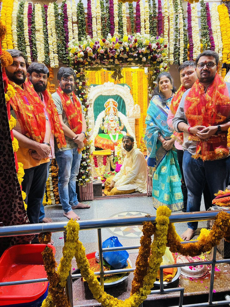 ImKeshavSoni's tweet photo. विश्वेश्वरि त्वं परिपासि विश्वं, विश्वात्मिका धारयसीति विश्वम्।

विश्वेशवन्द्या भवती भवन्ति, विश्वाश्रया ये त्वयि भक्ति नम्रा:॥

On Day 2 of #Navratri took blessings of Mata BhagyaLaxmi, Charminar.

@Bhagyalaxmimata https://t.co/KdVxeZLk7c