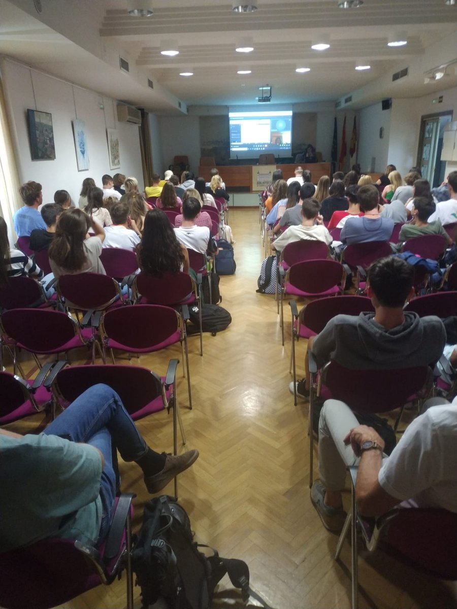 biblioclm's tweet photo. Hoy hemos recibido en la Biblioteca a 70 estudiantes pertenecientes a los Equipos Internacionales de Erasmus+ “Eco-Friendly Mapping”, que coordina @iessefarad poniendo en común una actividad sobre turismo sostenible realizada por todo el casco histórico de Toledo. https://t.co/lLacD0ll1F