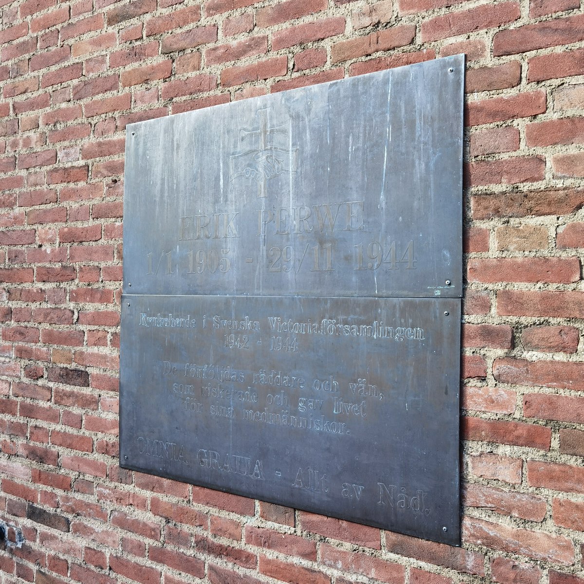 Stift_und_Bogen's tweet photo. Erik #Perwe (* 1905, † 1944) folgt ihm auf der Pfarrstelle in der deutschen Reichshauptstadt nach - und er setzt den hier geleisteten Widerstand gegen die Nazis fort, immer wieder beschafft auch er gefälschte Personaldokumente und behördliche Bescheinigungen zur Fluchthilfe. https://t.co/gB29WMeZxs