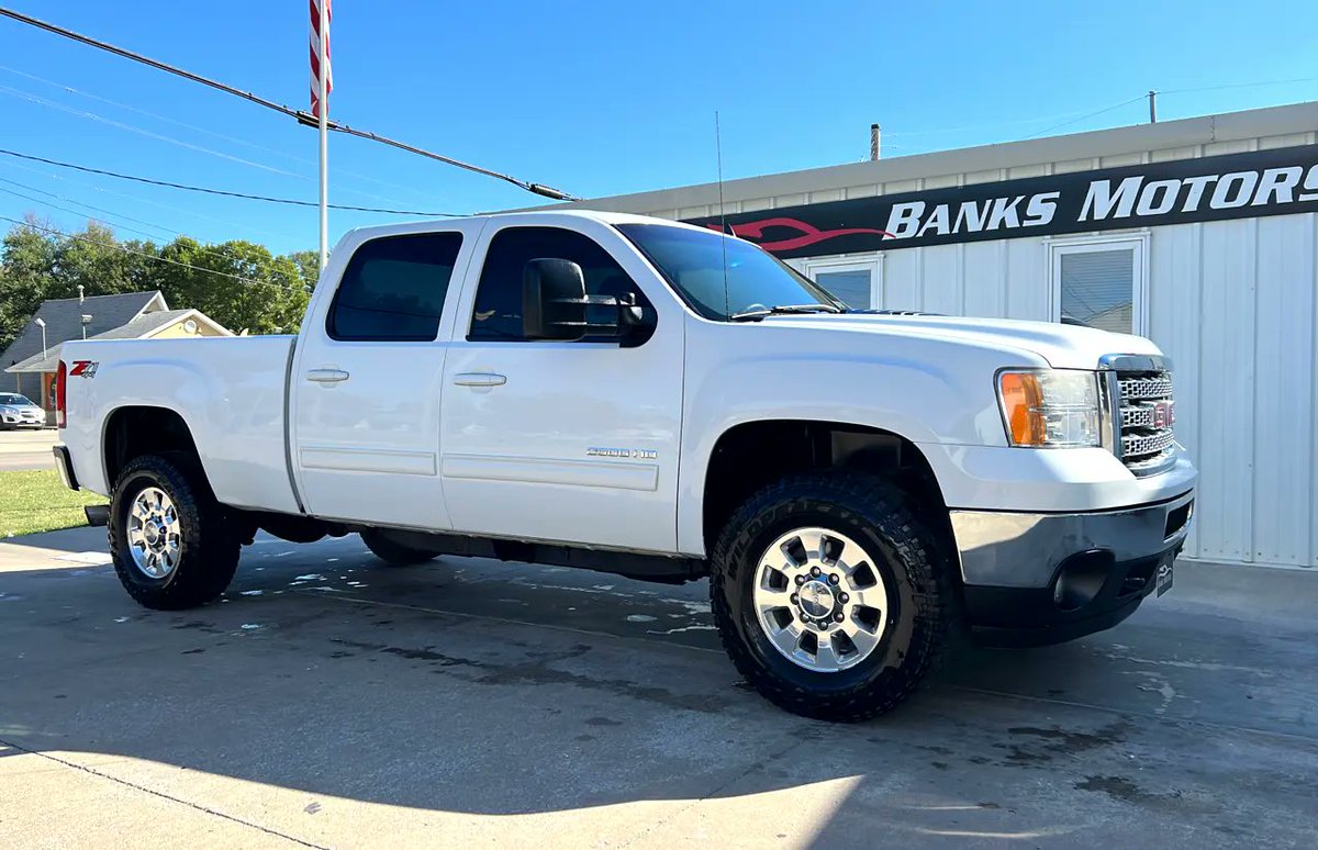 ShaneSimons10's tweet photo. 🔥🔥😳 CHECK OUT THIS DURAMAX DIESEL NEW ARRIVAL! LOCAL TRADE! MORE PICS COMING SOON! Call for appointment at 660-383-1899 or my cell directly at 660-281-7888 https://t.co/nsCPdkOtH5