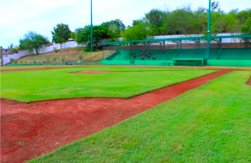 MXESTADIOS's tweet photo. El pequeño Estadio Benjamín 'Papelero' Valenzuela.
En Sinaloa de Leyva, al pie del cerro de El Monje.
Lleva el nombre de un legendario pelotero mexicano, miembro del Salón de la Fama. https://t.co/MsVvunBACy
