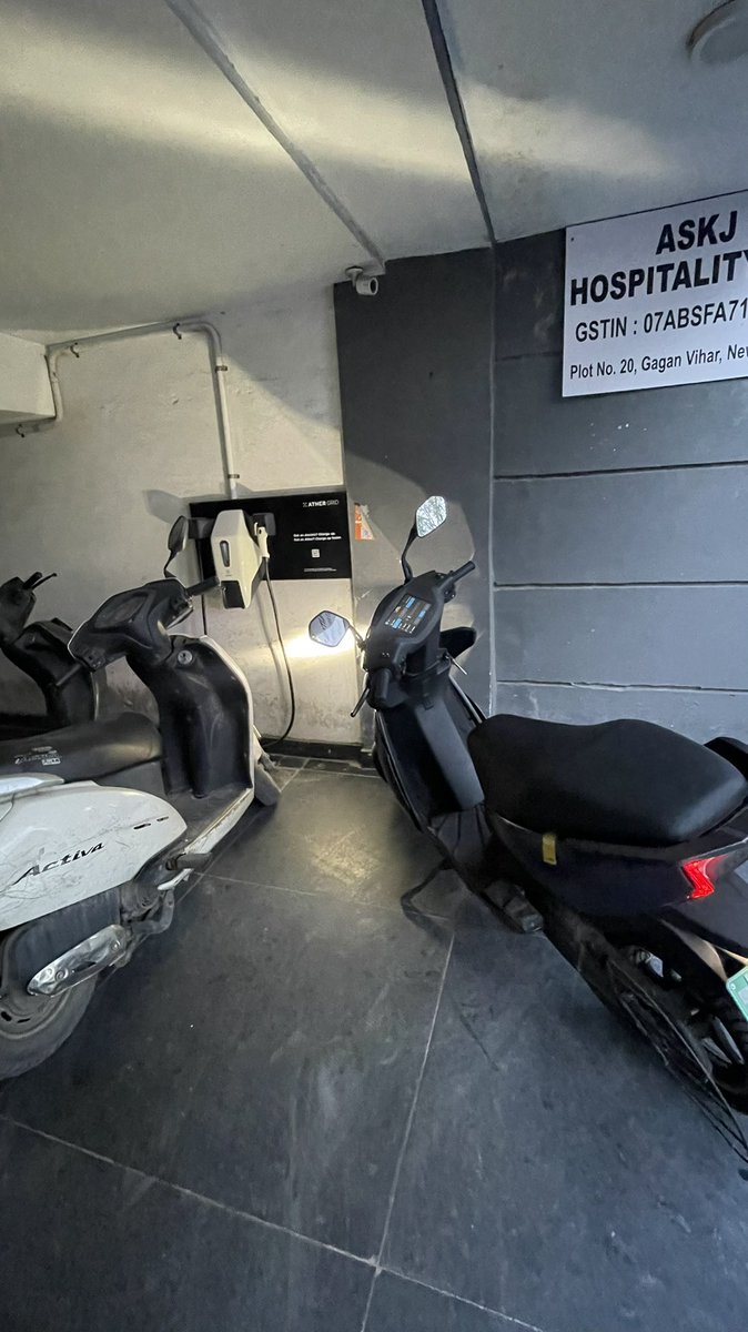 ev_gyan's tweet photo. Hi @atherenergy Today i tried to test fast charging capabilities of Ather public charges. This charger was nearest to my location. But it was not working iske bad wala working charger new-Delhi me h which is far away. Kindly look into this so hum bhi ather ka pura maja le paye. https://t.co/Z1fUGpBvBC