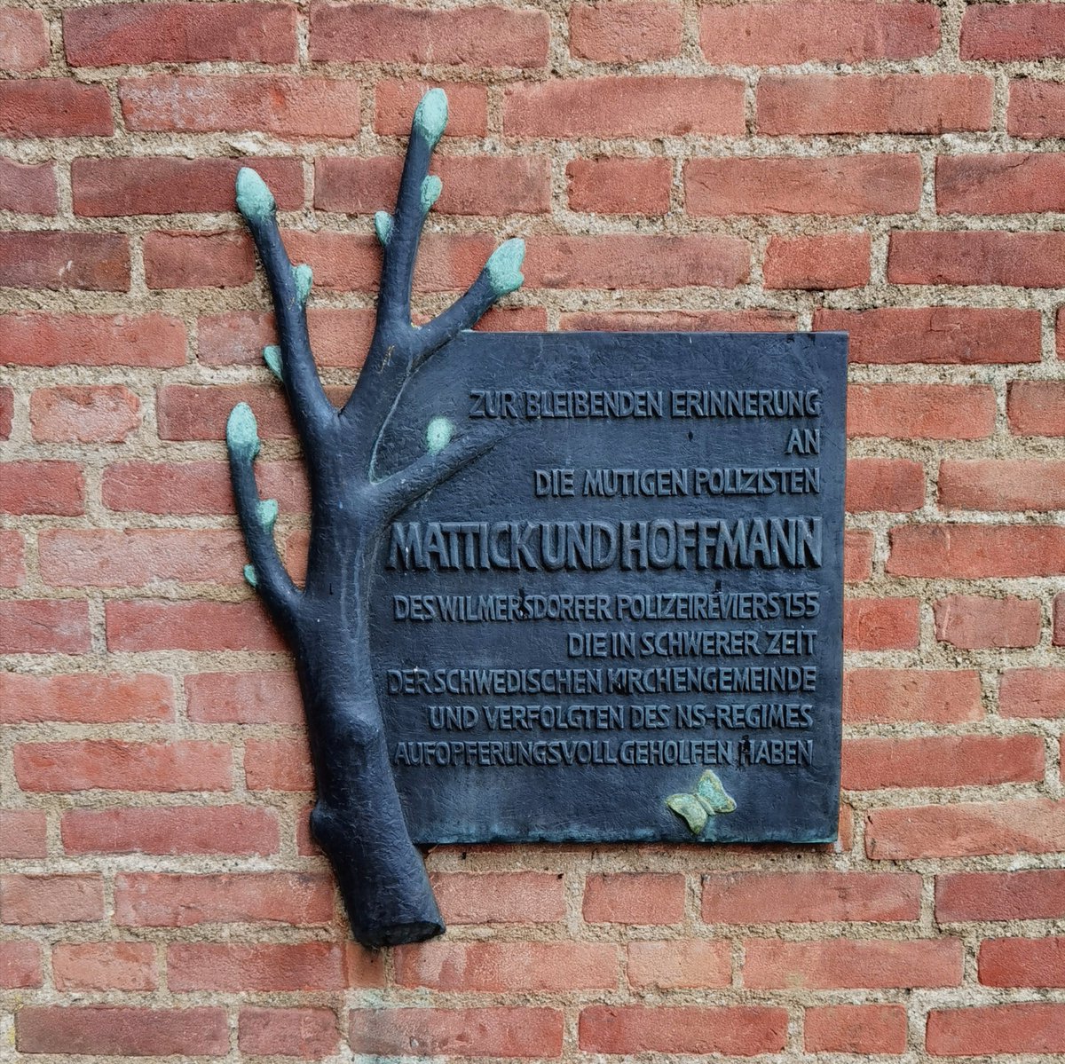 Stift_und_Bogen's tweet photo. Die Lebenswege der Wachtmeister sind nahezu unbekannt geblieben, überliefert sind lediglich ihre Familiennamen #Mattick und #Hoffmann - und die Tatsache, dass beide am Ende des II. Weltkriegs im April oder im Mai 1945 in der so blutigen Schlacht um Berlin ums Leben gekommen sind. https://t.co/RCpmzCqC2h
