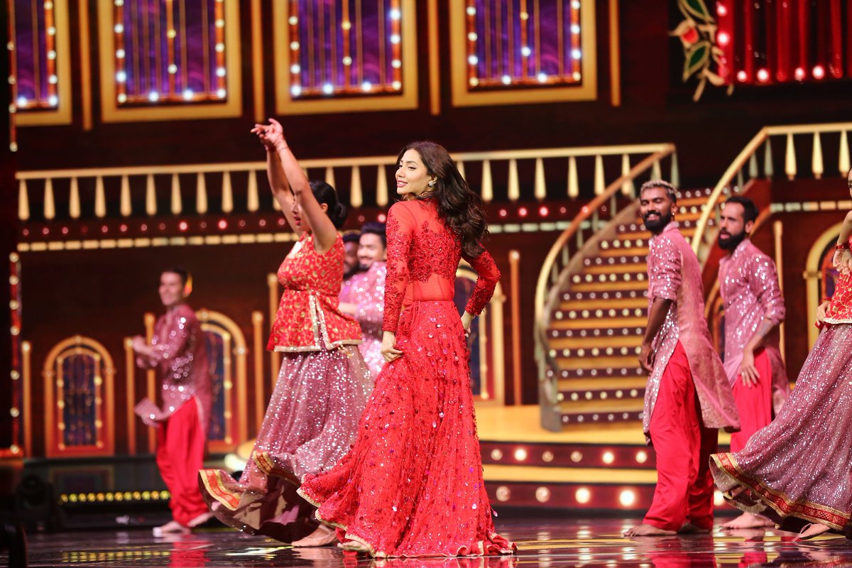 thestyleforward's tweet photo. All the red attires at the #humawards
#ZaraNoorAbbas #mahirakhan #UshnaShah https://t.co/gOTgzSqD1w