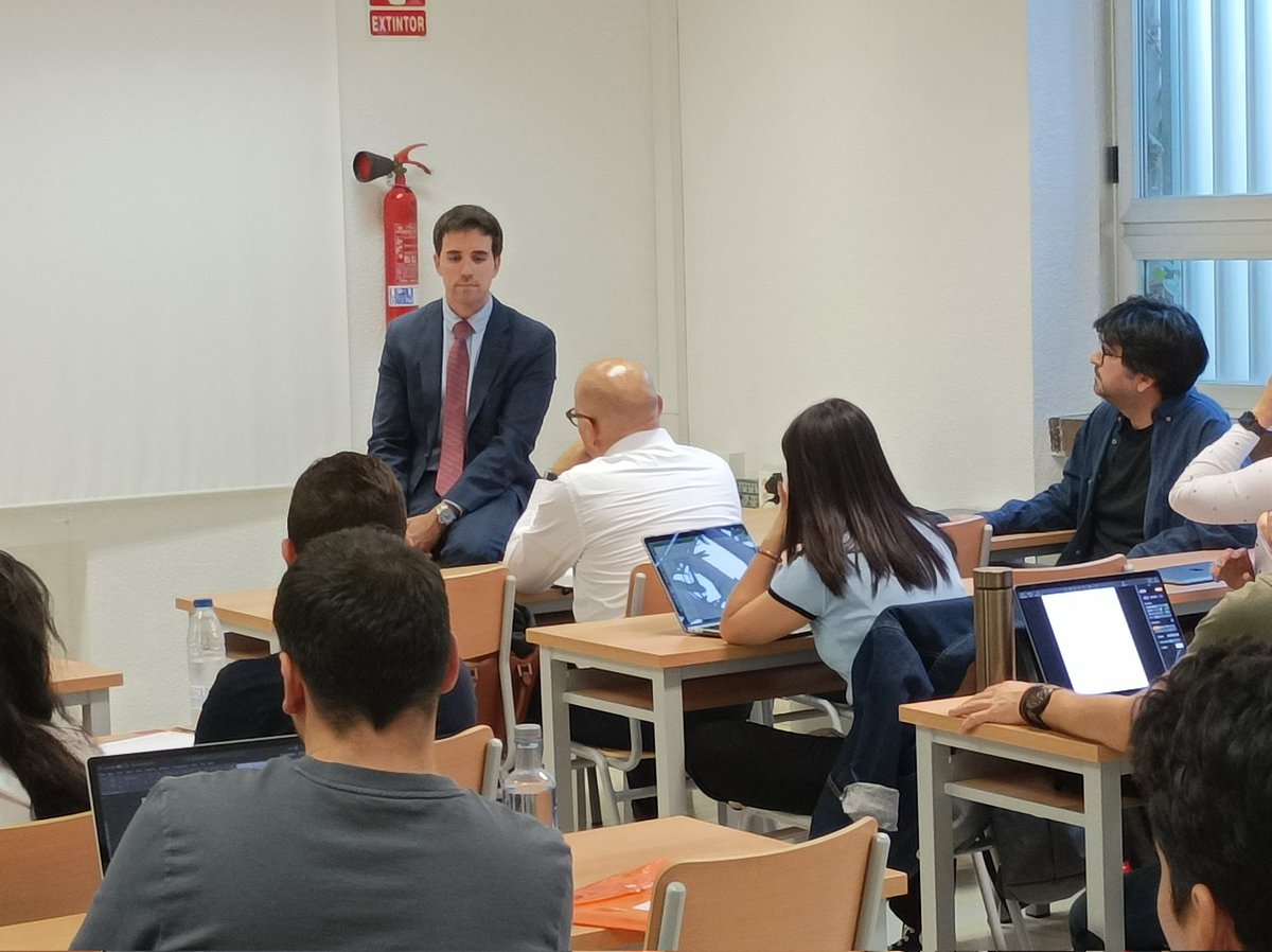 MEGIN_DEGIN's tweet photo. Hoy recibimos a @japinillaperez en @MEGIN_DEGIN, CEO de @assecoESP, para explicarnos en qué consiste la #TransformacionDigital y qué oportunidades se abren para nuestros/as estudiantes en su futuro profesional. Gracias por una sesión tan interesante. @UAM_Asseco @UAM_Economicas https://t.co/12uBfixICd