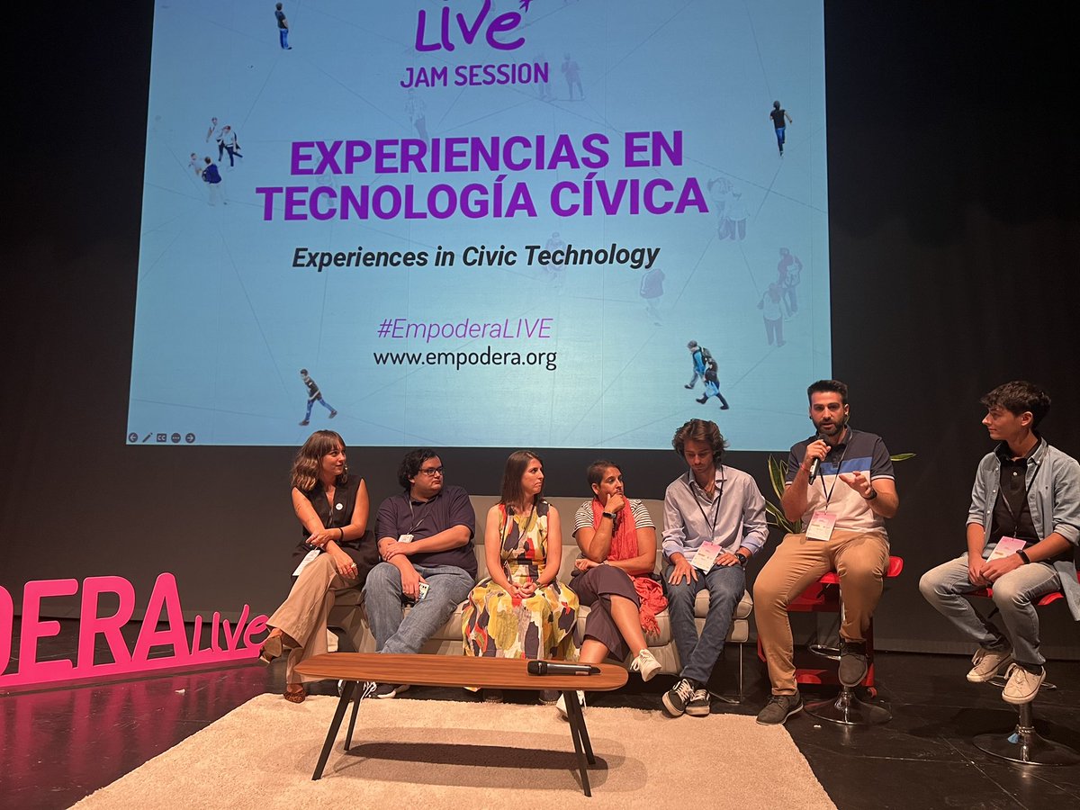 ciberyolanda's tweet photo. Empieza la #JamSesion uno de mis espacios favoritos de #EmpoderaLIVE donde todas las personas participantes pueden tener voz en el evento #compartiendo #cocreando https://t.co/Av1EUGqMc7