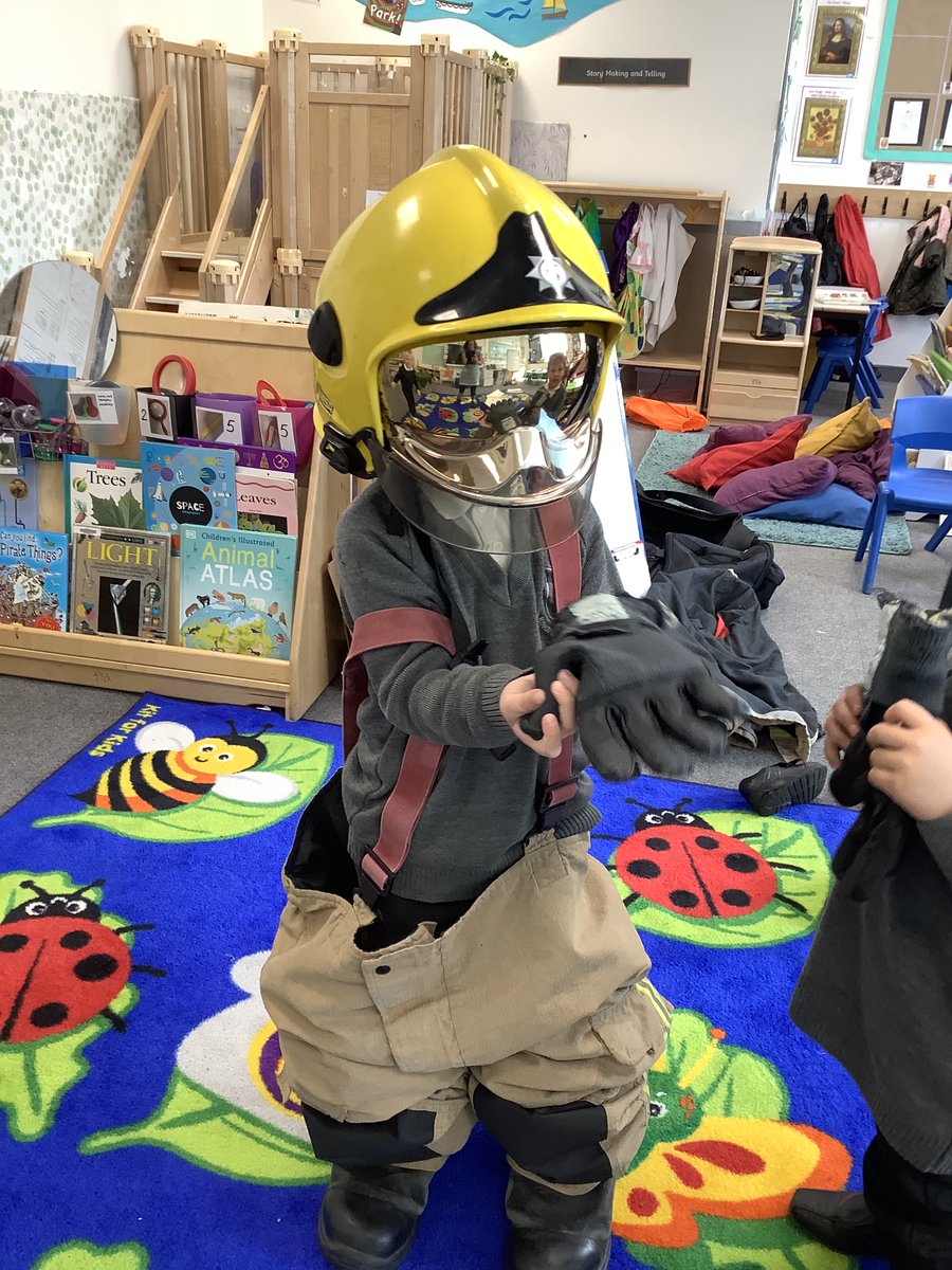 Oak class had so many questions about our recent fire drill that we invited the local fire service in to tell us all about the important work that they do. @VenturersTrust @AvonFireRescue #EYFS #emergencyservices