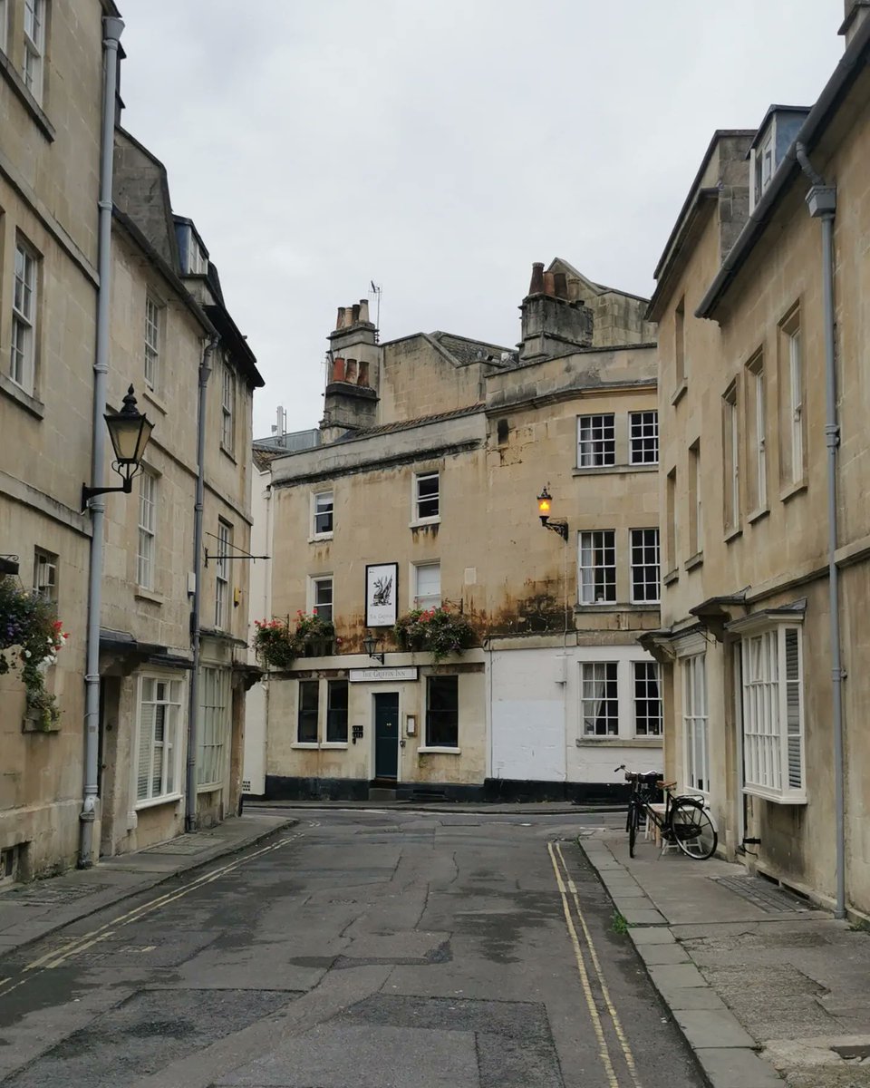 StudyAbroadBath's tweet photo. On our return to Bath there was a definite shift in the weather. The air is cooler, the skies greyer and the leaves are starting to turn. But Bath still looks beautiful, especially Queen Square shown in the pictures here 🍂🍁

#ASEAu22 #studyabroadbath  #usukstudyabroad #asebath https://t.co/O9h4fdFHnZ