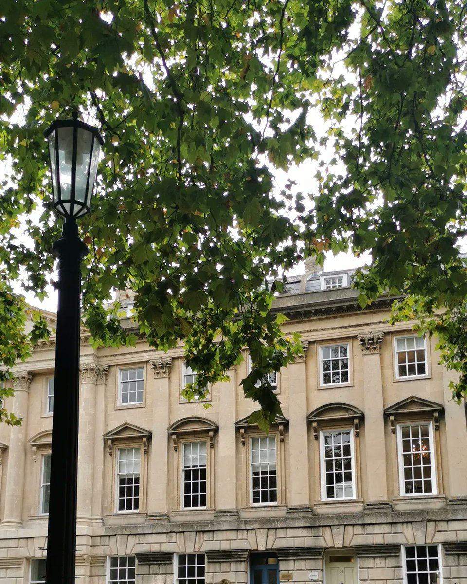 StudyAbroadBath's tweet photo. On our return to Bath there was a definite shift in the weather. The air is cooler, the skies greyer and the leaves are starting to turn. But Bath still looks beautiful, especially Queen Square shown in the pictures here 🍂🍁

#ASEAu22 #studyabroadbath  #usukstudyabroad #asebath https://t.co/O9h4fdFHnZ