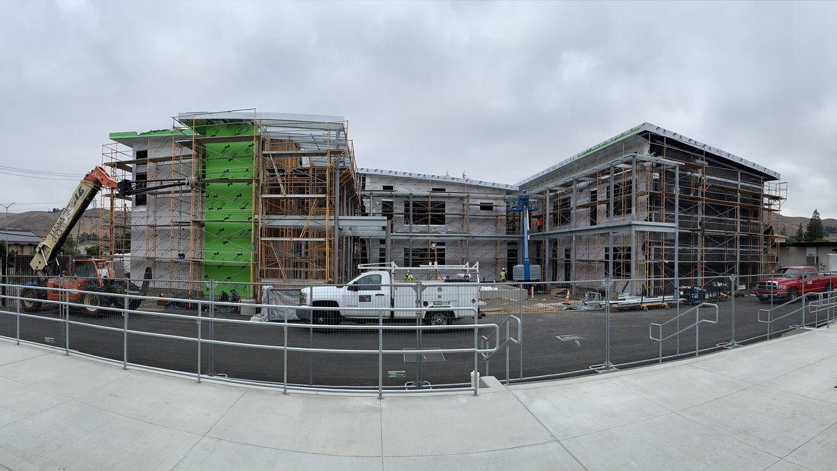 USDFremont's tweet photo. Good morning from Hopkins Junior High, where construction is continuing quietly while instruction is taking place. Learn more about this Measure E project at https://t.co/SCXXQzn02b.
Thanks to the @HopkinsHawks for the kind welcome! #HawkOn https://t.co/t4sbfbGksy