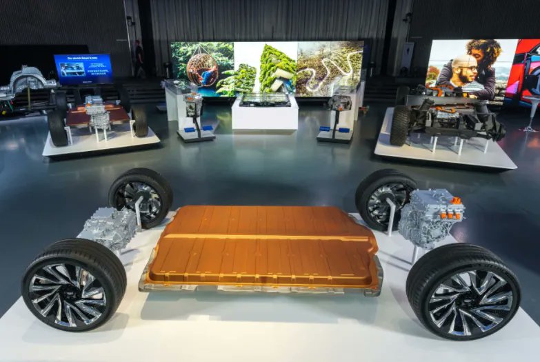 The companies said the collaboration will focus on using recycled battery materials to produce new batteries and potentially toward purchasing other battery materials 

GM &amp; Stellantis announce EV recycling, supply chain efforts repairerdrivennews.com/2022/09/26/gm-…