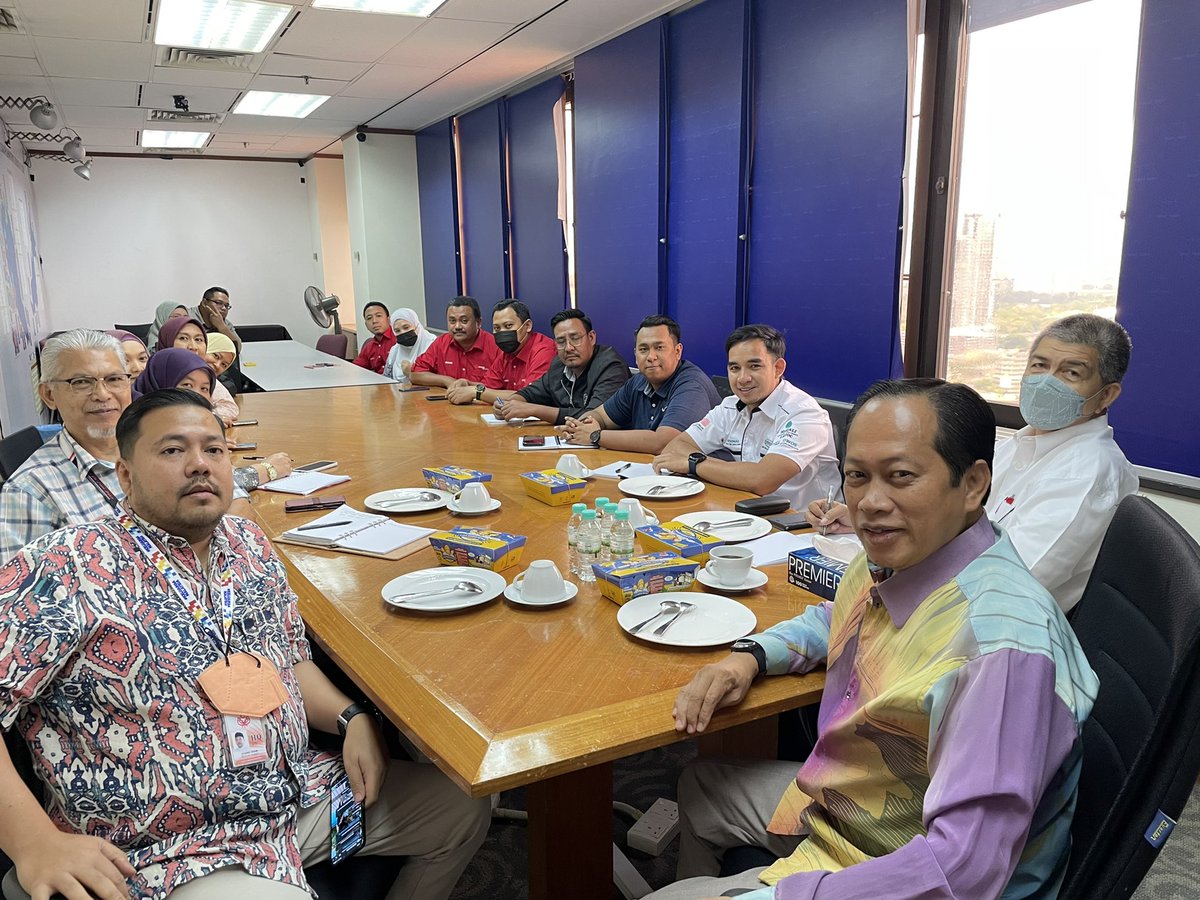 ahmadmaslan's tweet photo. Di #UUMKL 28/9/22 bertemu 2 pensyarah & pelajar PhD. Ditemuramah mengenai 2 kajian pendidikan & sistem demokrasi negara ini.
Lawat pejabat #Pemuda #UMNO & #Puteri #UMNO di #WTCKL. Berbincang isu2 semasa. Tkasih atas khidmat mereka semua. https://t.co/LclORwQtIP