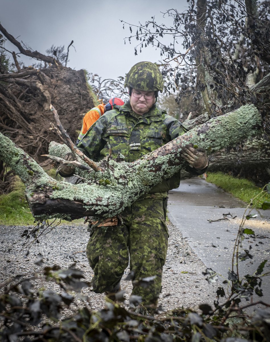 CanadianForces's tweet photo. The clean-up is on in Atlantic Canada in the aftermath of #HurricaneFiona. Shown in the photos, #CAF members on the ground helping clear debris in Nova Scotia. #OpLENTUS
📸 Corporal Brad Upshall, 5th Canadian Division Public Affairs https://t.co/BbQDPqHgR0