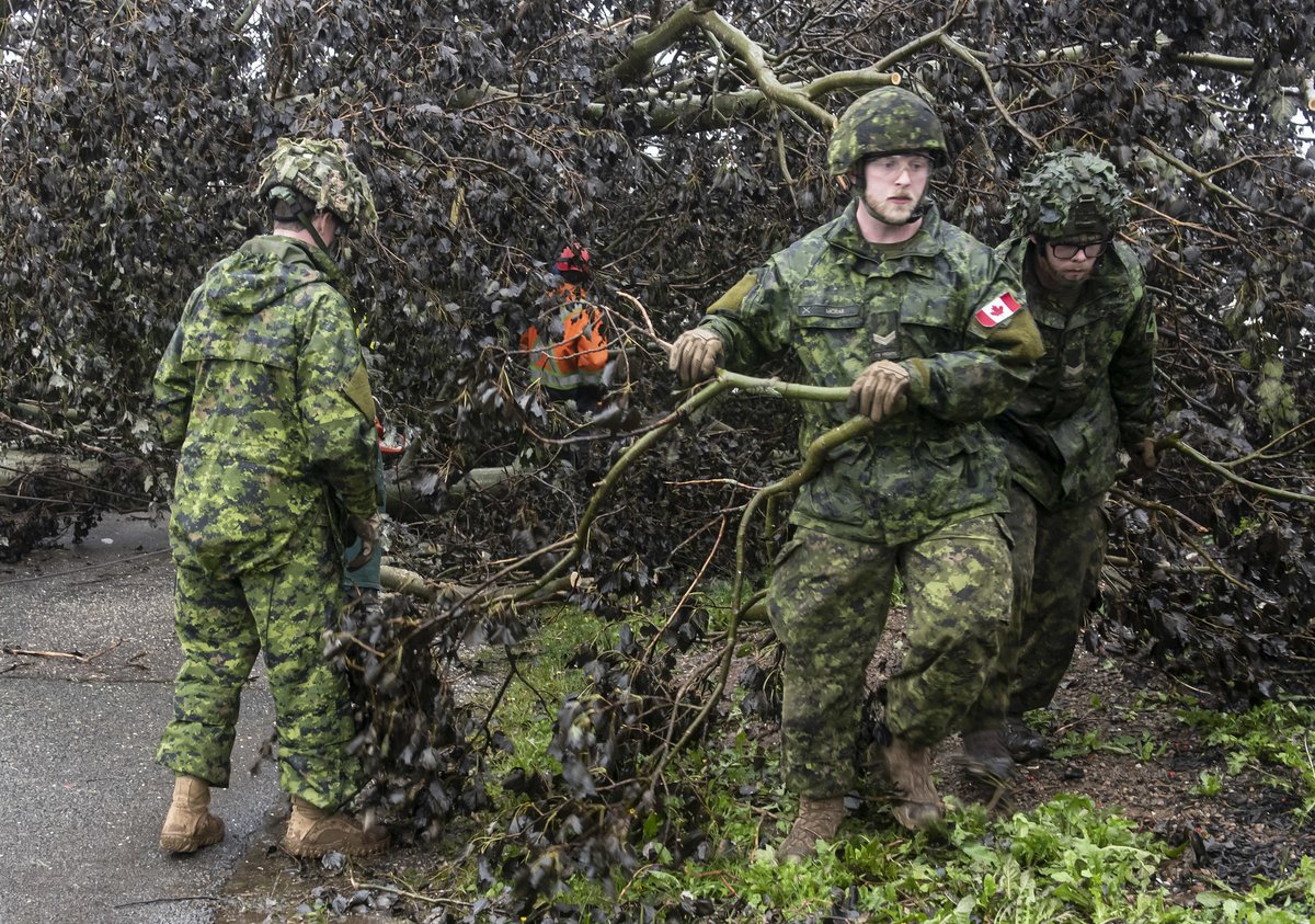CanadianForces's tweet photo. The clean-up is on in Atlantic Canada in the aftermath of #HurricaneFiona. Shown in the photos, #CAF members on the ground helping clear debris in Nova Scotia. #OpLENTUS
📸 Corporal Brad Upshall, 5th Canadian Division Public Affairs https://t.co/BbQDPqHgR0