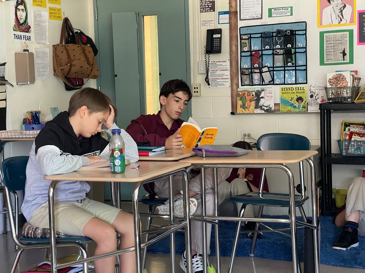 RyanMichele79's tweet photo. @SI_Academy 7th Graders living their best reading lives. We Love I Books 4Ever!! https://t.co/lDcMVaLQiz