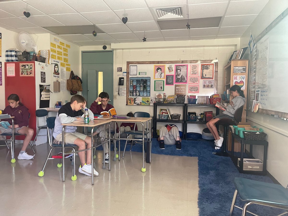 RyanMichele79's tweet photo. @SI_Academy 7th Graders living their best reading lives. We Love I Books 4Ever!! https://t.co/lDcMVaLQiz