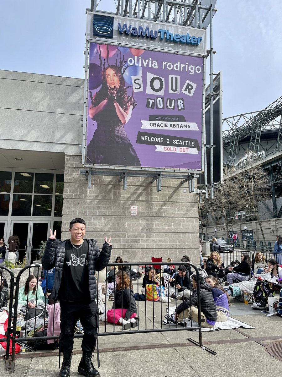 jonaweenie's tweet photo. missing every stop of #SOURTOUR i’ve been to a little extra today. this #SOURTOURtuesday got me reminiscing on all the amazing memories i made with liv and livies on this tour!! 🥹💜🦋✨ @oliviarodrigo @LiviesHQ #SOURTOURportland #SOURTOURseattle #SOURTOURlosangeles https://t.co/b2h1MmVbmA