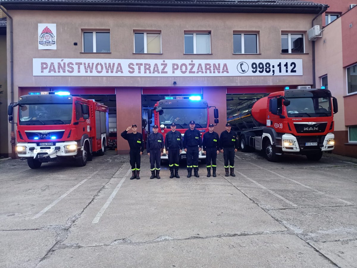 KP_PSP_Hajnowka's tweet photo. Strażacy z KP PSP w Hajnówce oraz druhowie OSP z powiatu hajnowskiego oddali hołd koledze z #OSPBalice, który odszedł na wieczną służbę. Cześć Jego pamięci! https://t.co/Eg4DO1Nm0d